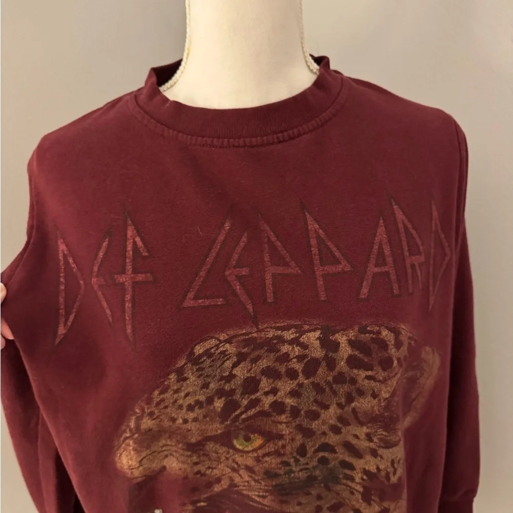 Def leopard crew neck light weighty sweatshirts. Maroon Size XS - Picture 3 of 8